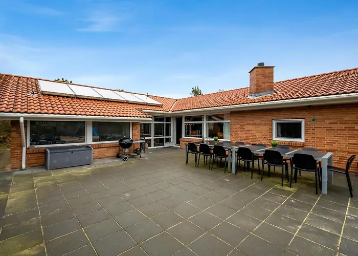 Large Pool House With Activity - 1014 *