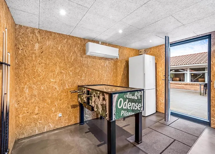 Large Pool House With Activity - 1014