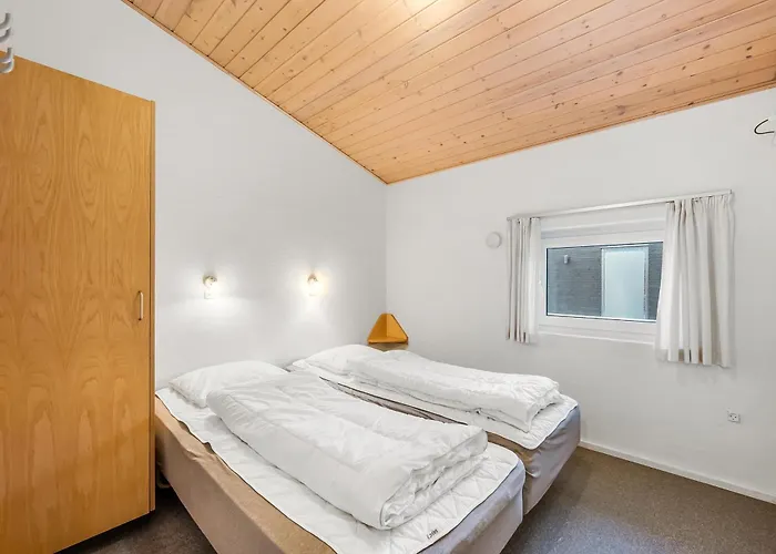 Large Pool House With Activity - 1014