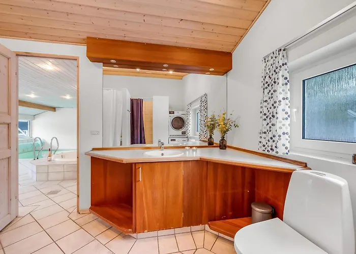 Дом отдыха Large Pool House With Activity - 1014